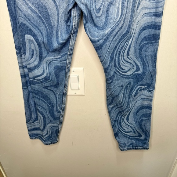 Hollister Curvy Hi-Rise Marble Denim Mom Jeans Size 28 - Picture 9 of 13